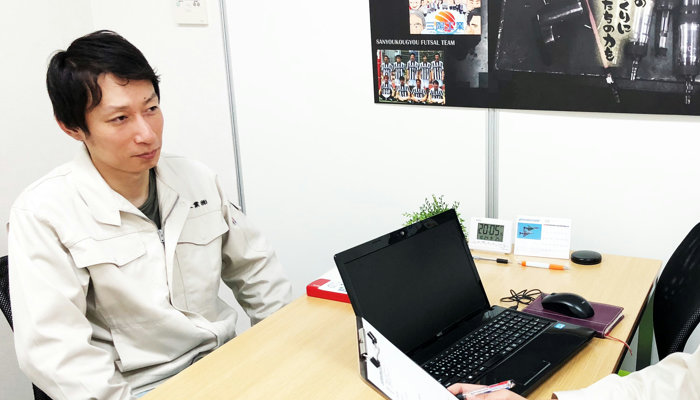 金属電極を専門に製造している工場で働く浅川正和さん