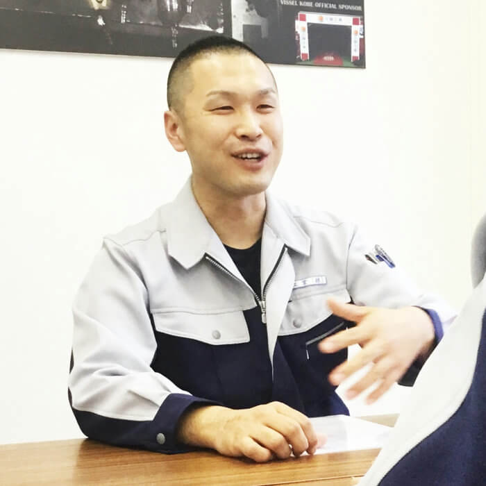 福岡県にある自動車用照明機器の製造工場で働く米津弘二さん